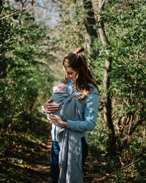 https://hiccupsandbuttercups.com/products/linen-baby-sling   Linen Baby Sling Dubai is made from one single piece of high-quality linen and two aluminium rings. Contact us if you wish to order.